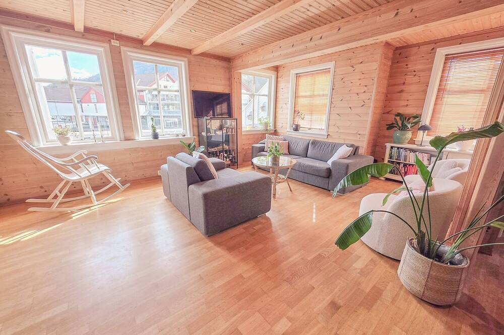 Nortorp – Spacious Fjord Villa with Private Dock in the Village Centre in Norheimsund, Kvam herad