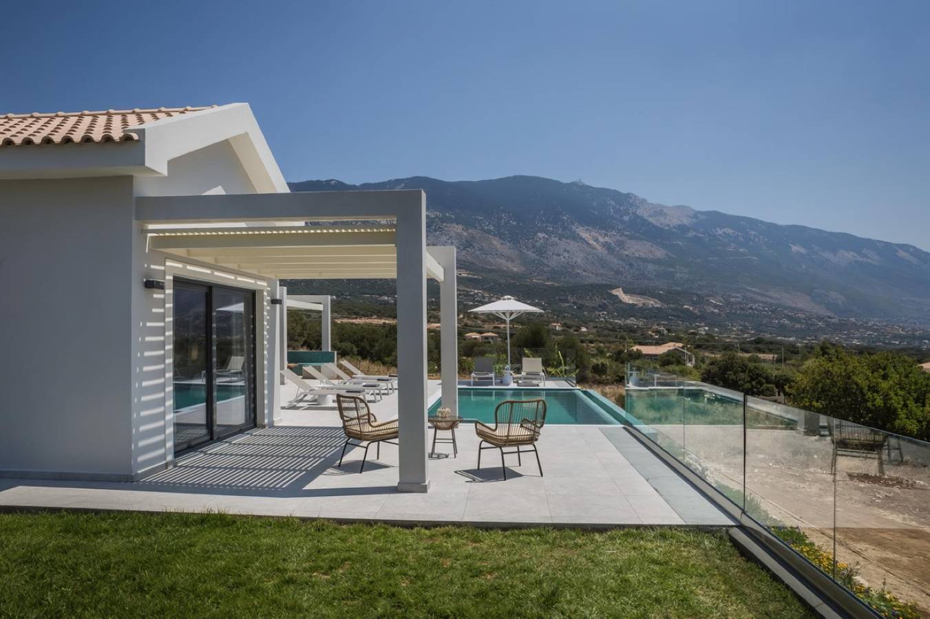 Stylish Villa with Ainos-and-Sea Views set in Mature Gardens near Trapezaki in Καραβάδο, Κεφαλονιά