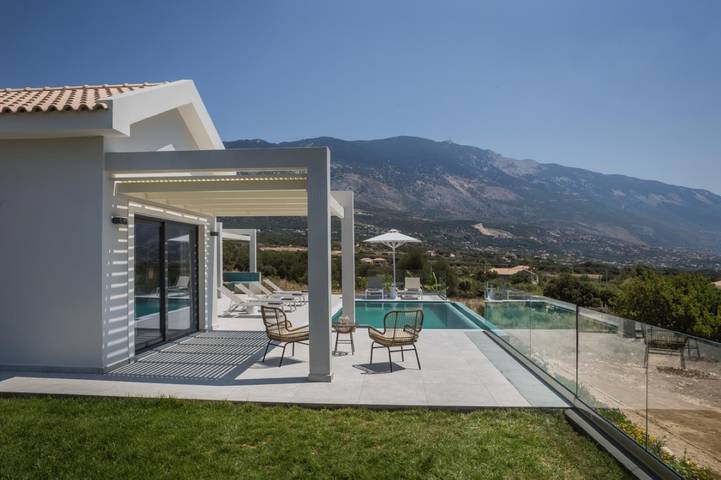 Stylish Villa with Ainos-and-Sea Views set in Mature Gardens near Trapezaki in Καραβάδο, Κεφαλονιά