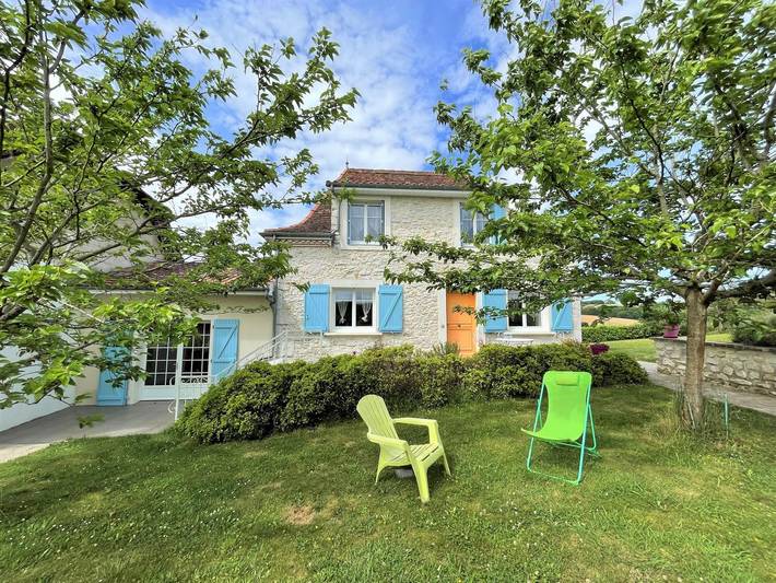 Gîte pour 8 personnes, avec jardin et terrasse à Loubieng