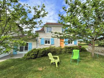 Gîte pour 8 personnes, avec terrasse et jardin à Loubieng