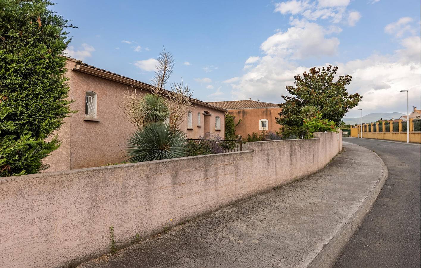 Orbside Villa: 120m² with Parking, TV, Garden & Pool. in Cessenon-sur-Orb, Béziers region