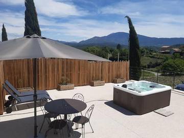 Gîte pour 2 personnes, avec jardin ainsi que jacuzzi et terrasse à Crestet