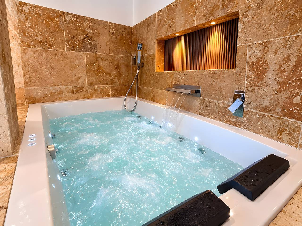 Ganze Wohnung, Ferienwohnung 'Balneo Luxe' in Ginestas, Mittelmeerküste (Frankreich)