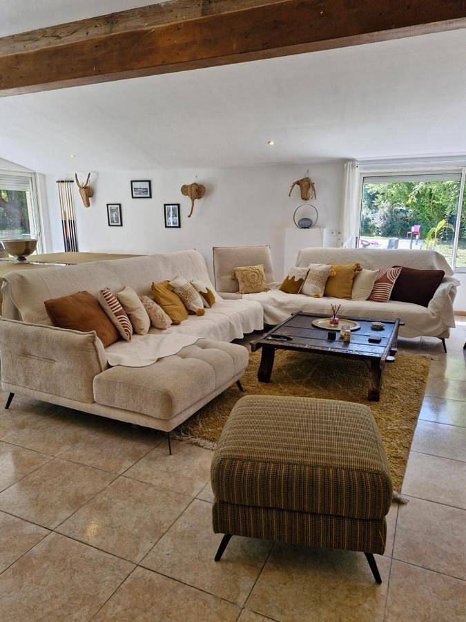 Location de vacances pour 11 personnes, avec Terrasse ainsi que Jardin et Piscine à Étauliers