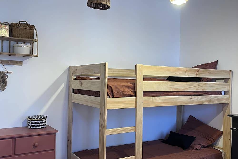 Appartement entier, Bel appartement, cœur de village et terrasse plein sud in Laroque-des-Albères, Région de Céret