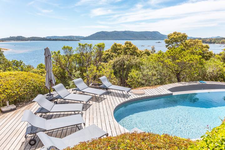 Villa pour 24 personnes, avec piscine ainsi que jardin et balcon en Corse-du-Sud
