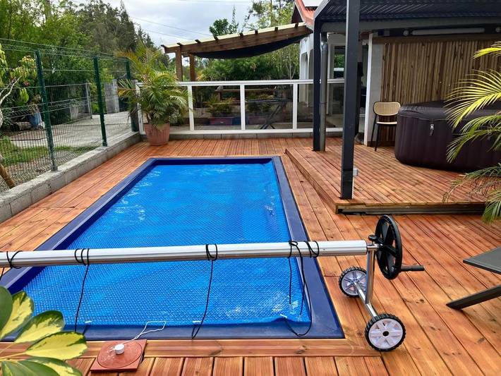 Location de vacances pour 10 personnes, avec terrasse ainsi que piscine et jacuzzi dans La Chapelle Cilaos