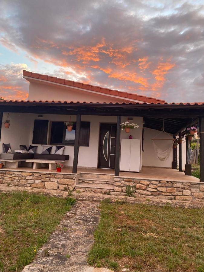 Casa de férias para 4 pessoas, com piscina e jardim e ainda piscina infantil and vista em Chaves