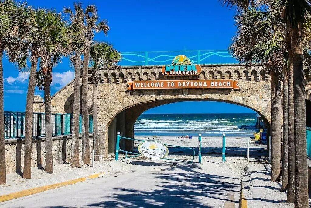 Ganze Wohnung, Daytona Beach Oceanfront 1Br Condo, Stunning Views, Pool Open, in Daytona Beach, Florida
