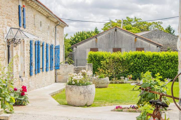 Cottage pour 3 personnes, avec vue ainsi que jardin et piscine à Belluire