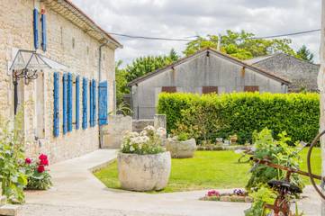 Chambre d’hôte pour 3 personnes, avec jardin ainsi que piscine et vue à Belluire