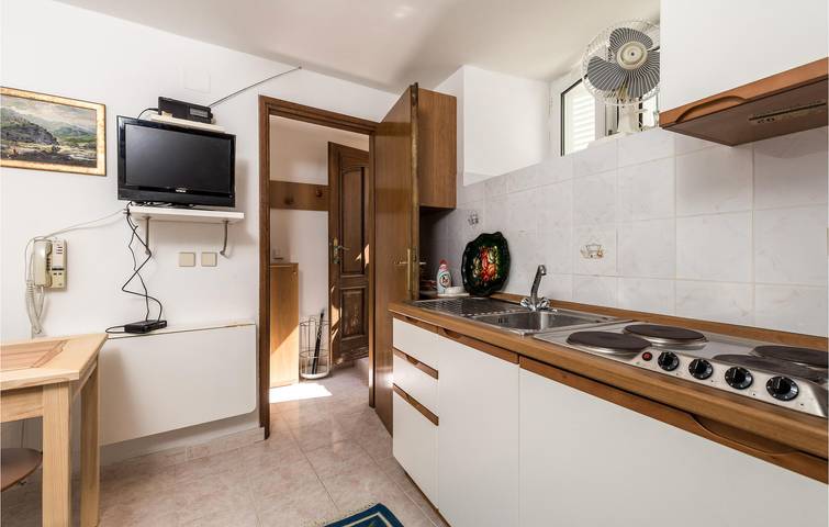 Ganze Ferienwohnung, Gemütliche Ferienwohnung mit Terrasse, 2 km vom Strand von Valdarke entfernt in Veli Losinj, Lošinj (Kvarner Bucht)