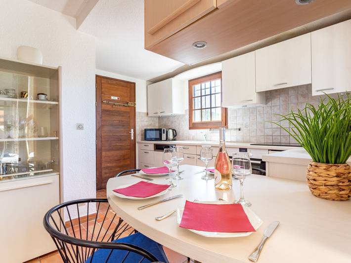 Location de vacances pour 5 personnes, avec terrasse et vue ainsi que jardin et bassin pour enfant à La Londe-les-Maures - 3