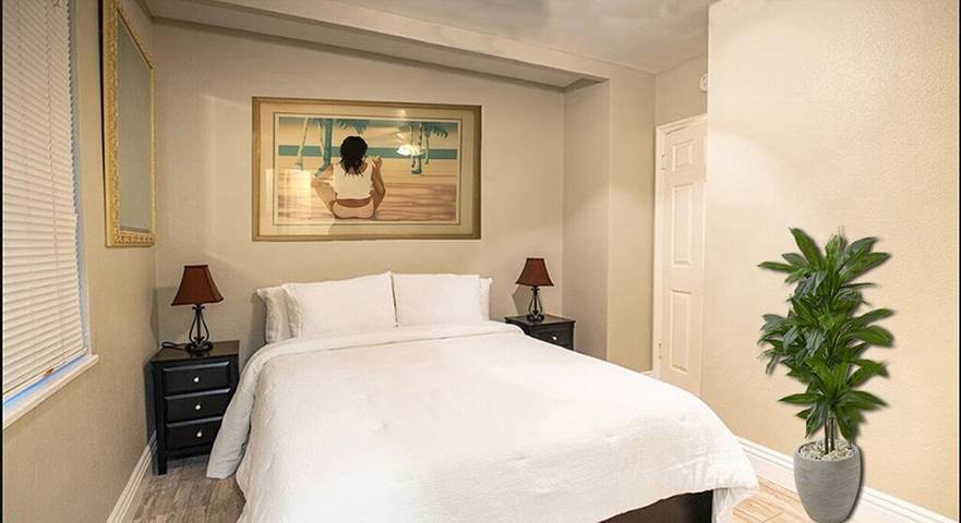 Vacation rental for 36 people, with balcony in Balboa Peninsula