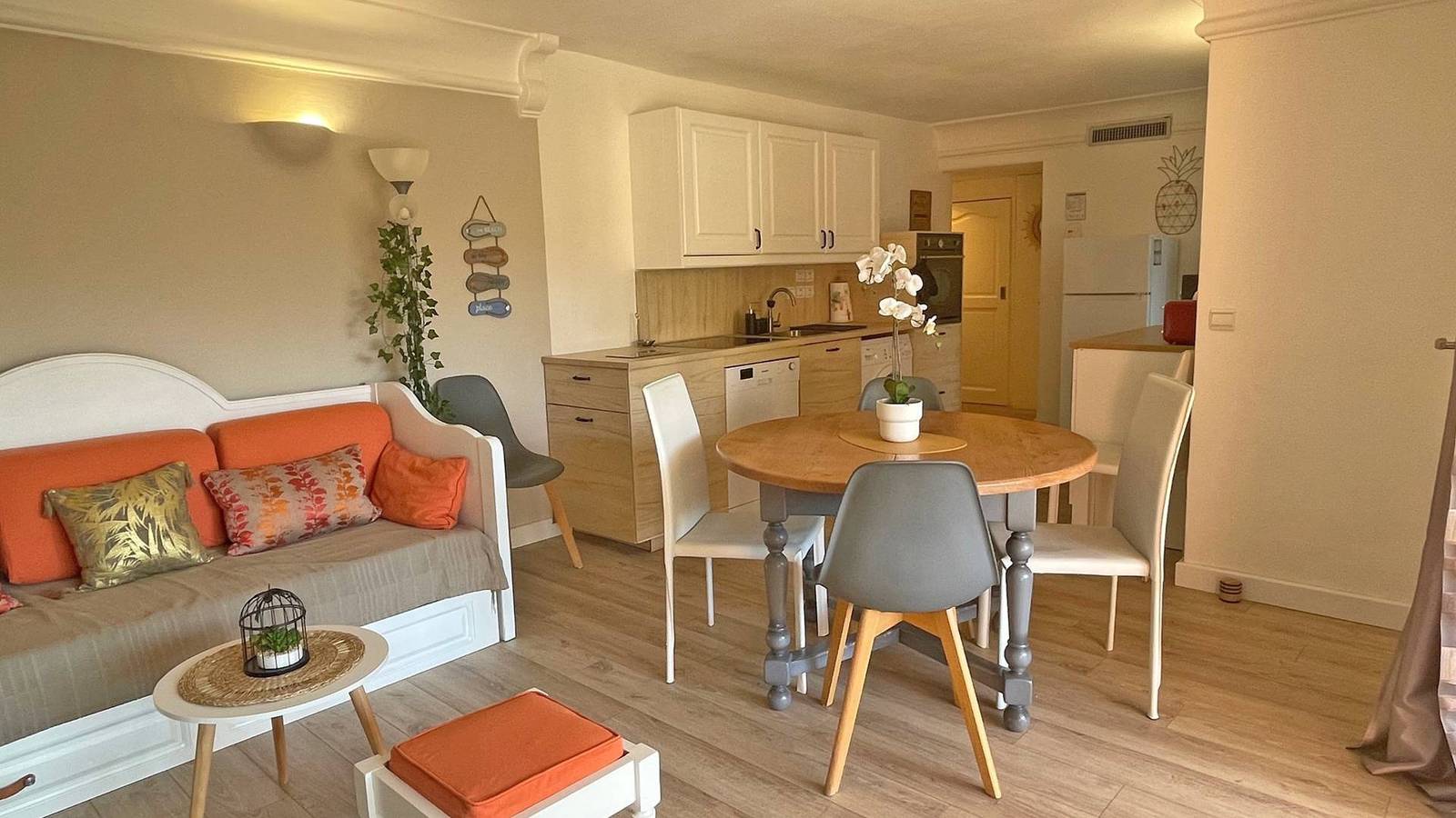 Appartement de vacances entier, Appartement T3 - 6 personnes - Piscine résidence - Climatisation - Wifi - Sainte Maxime in Sainte-Maxime, Région de Draguignan
