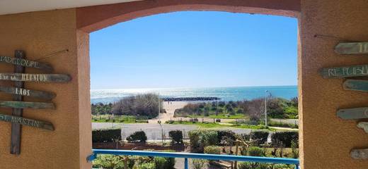 Gîte pour 6 personnes, avec vue ainsi que jardin et piscine dans Plage de la Farinette