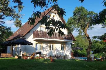 Ferienhaus für 9 Personen, mit Garten und Pool sowie Ausblick, mit Haustier in Prag