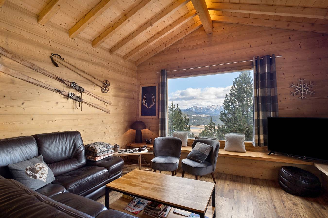 Chalet Sorbiers: 8 Schlafzimmer, herrlicher Seeblick, private Terrasse & Skifahren in 150 m Entfernung in Les Angles, Parc naturel régional des Pyrénées catalanes
