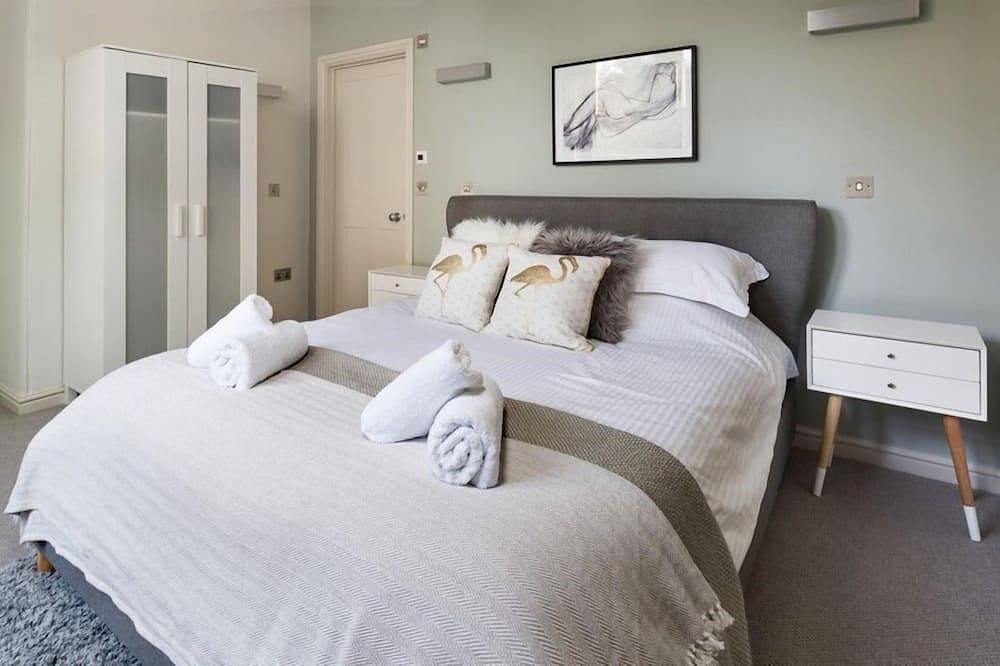 Entire apartment, A simply stunning 3 bedroom apartment overlooking Woolacombe beach with hot tub! in Woolacombe, Devon