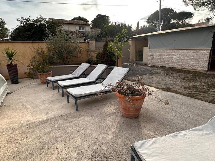 Maison d’hôte pour 4 personnes, avec terrasse et jardin ainsi que piscine et vue à Châteauneuf-de-Gadagne - 3