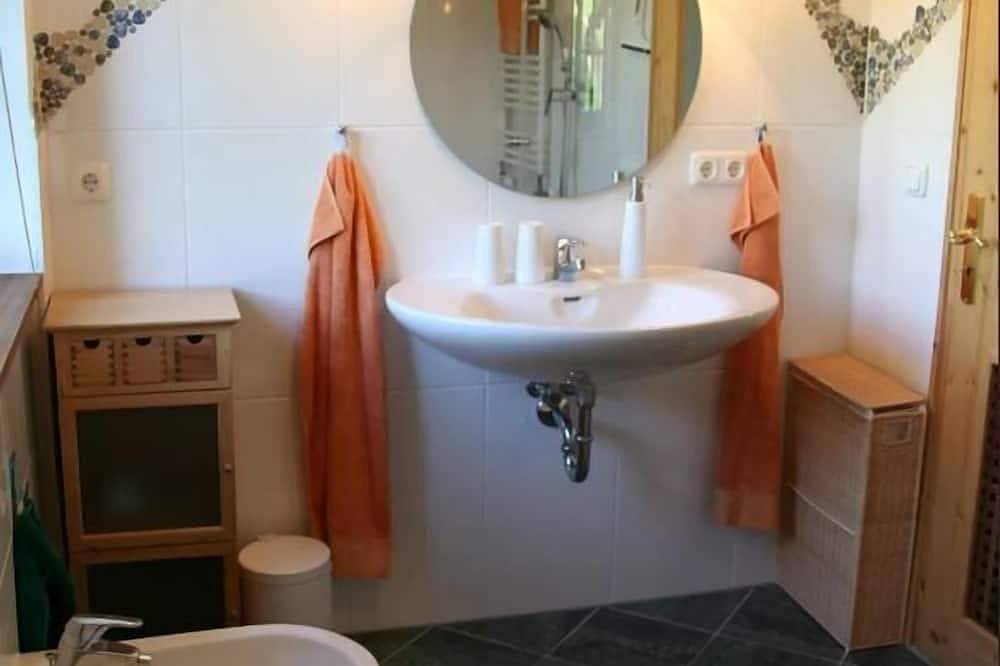 Ganze Wohnung, Moderne Ferienwohnung Wolke 2 mit Wasserbett in Egglham, Ostbayern