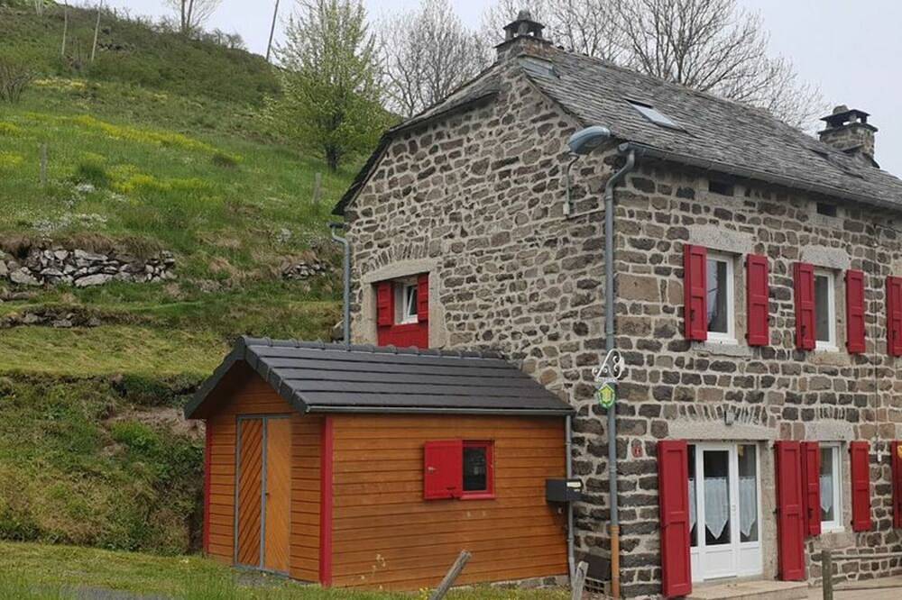 Gîte paisible et chaleureux avec grande terrasse - activités nature et patrimoine à proximité in Les Estables, Parc naturel régional des Monts d'Ardèche