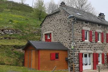 Gîte pour 6 personnes, avec terrasse à Les Estables