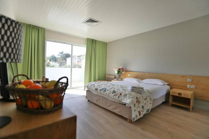 Hôtel pour 2 personnes, avec terrasse ainsi que jardin et piscine