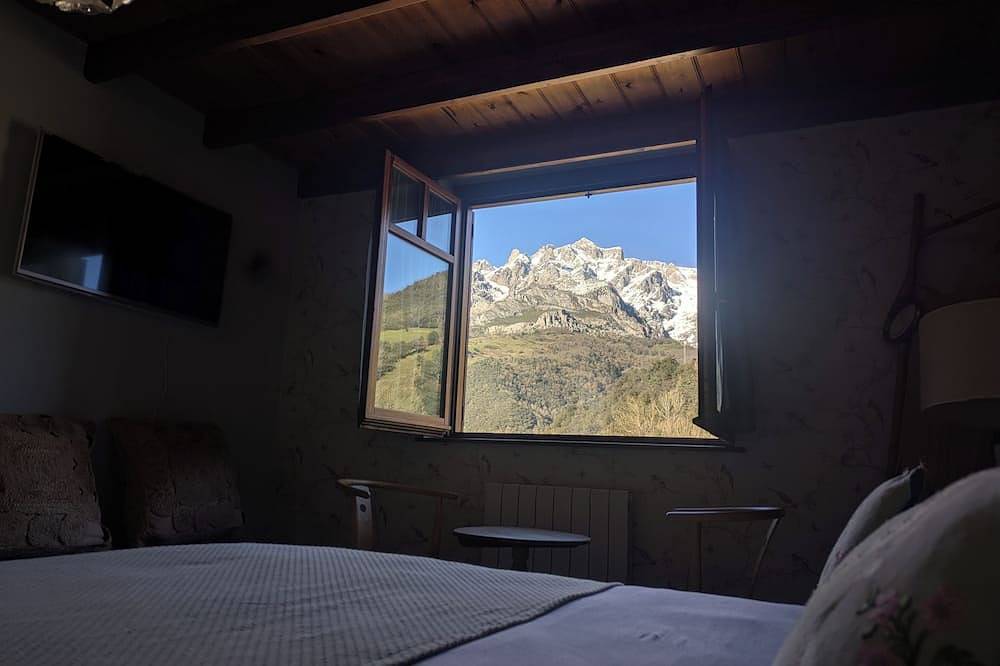 Luxury House en Picos de Europa Liebana jardín con zona chill out in Camaleño, Cordillera Cantábrica