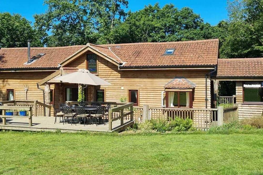 Woodpecker Lodge, a secluded log cabin in beautiful north Devon in Devon