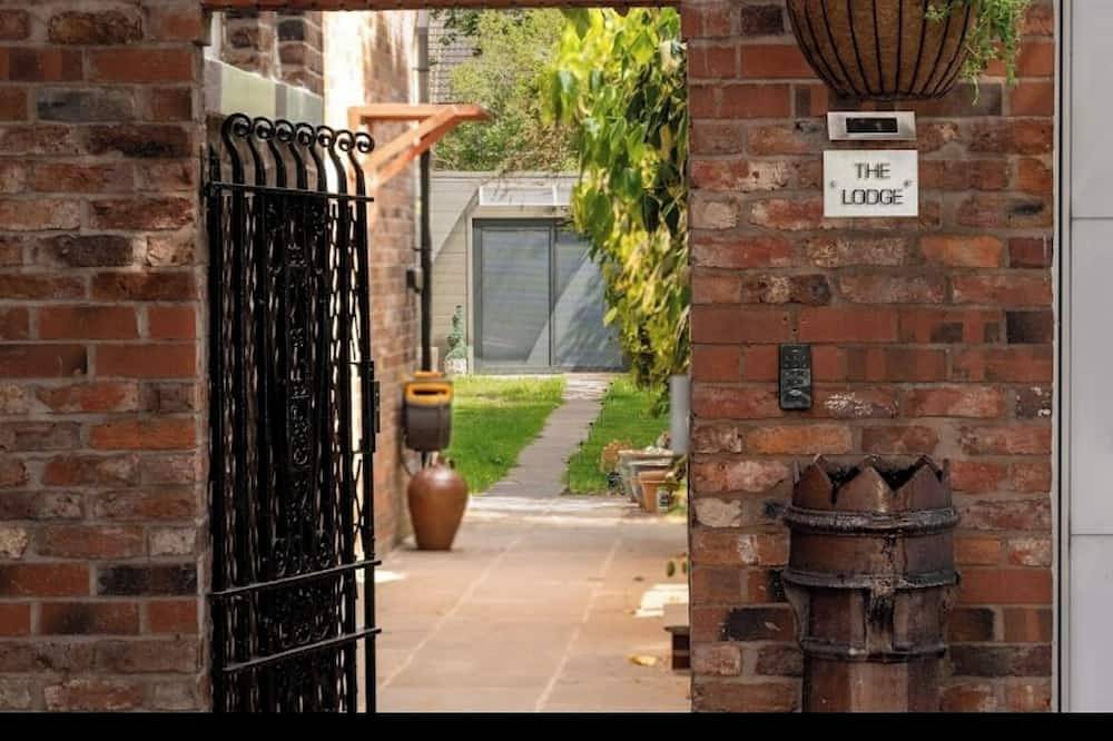 Fabulous Lodge located in a leafy suburb mins from Restaurants Cafes Pubs Shops in Heaton Mersey, Stockport