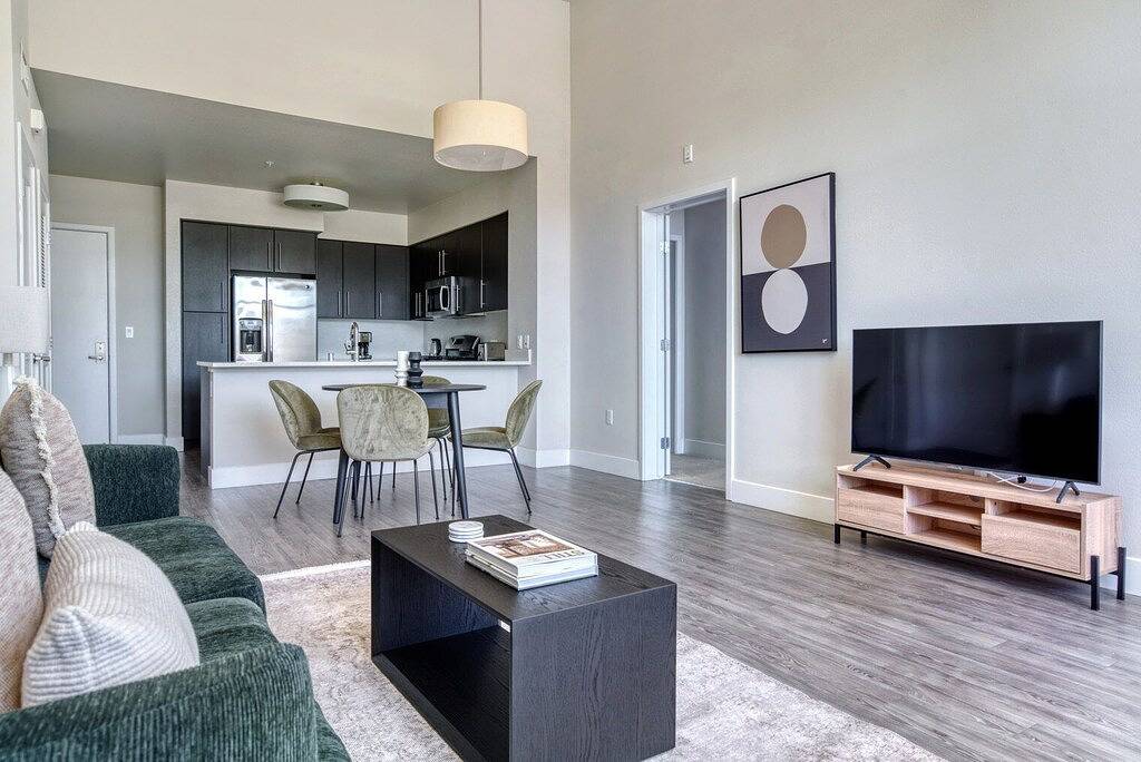 Ganze Wohnung, Gorgeous Redwood City 2Br w/ A/C, Gym & W/D, nr Caltrain, by Blueground in Redwood City, Silicon Valley