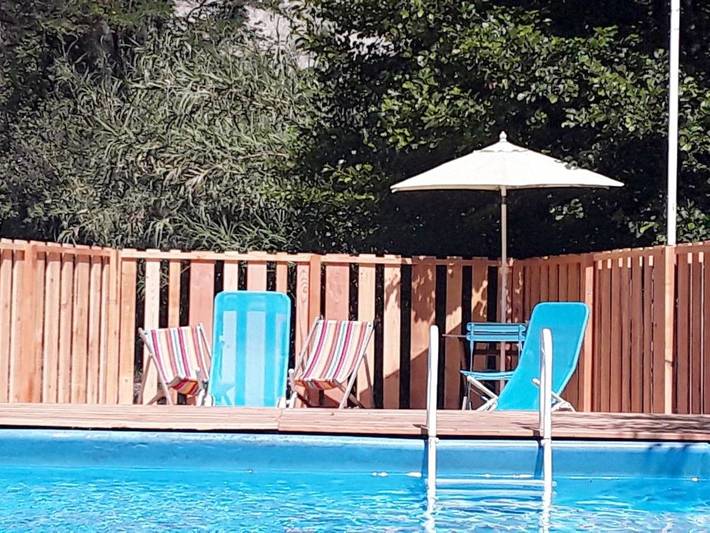 Location de vacances pour 4 personnes, avec Terrasse et Jardin ainsi que Piscine et Vue à Saint-Jean-de-Valériscle