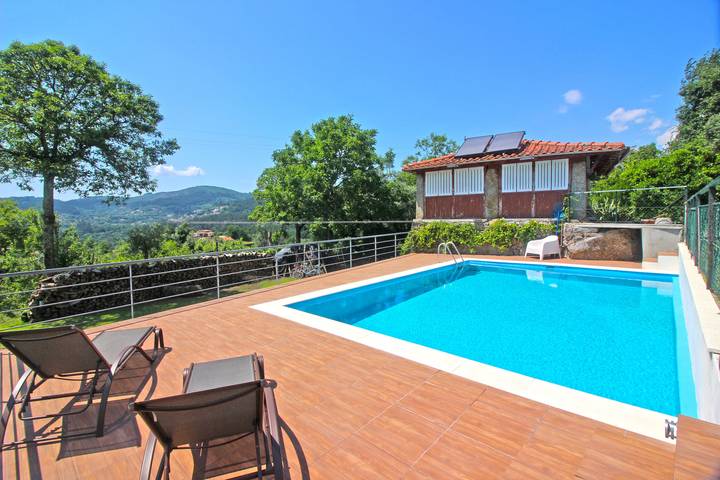 Gîte pour 8 personnes, avec Terrasse et Jardin à Terras de Bouro