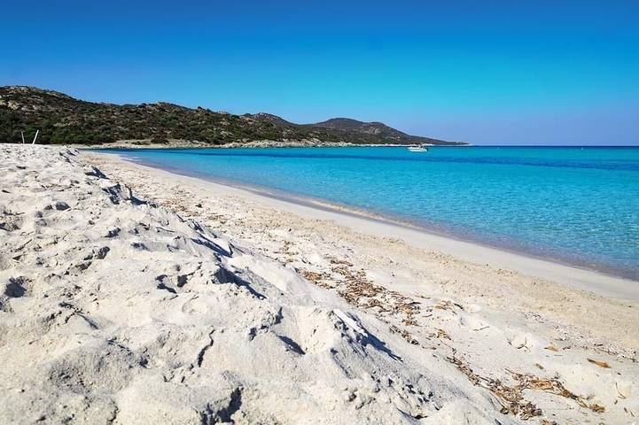 Gîte pour 4 personnes, avec piscine et terrasse ainsi que jacuzzi et jardin dans Plage de Lozari