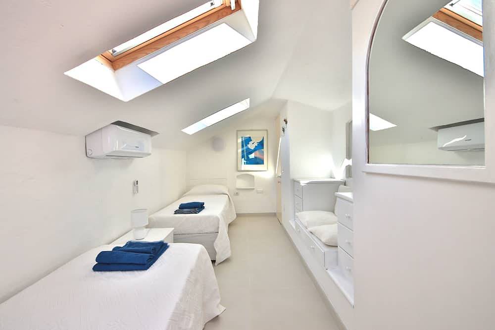 Cottage Dolcevita by Klabhouse -4Br w/Panoramic Hot Tube- shared pool in Palau (Sardegna), Gallura