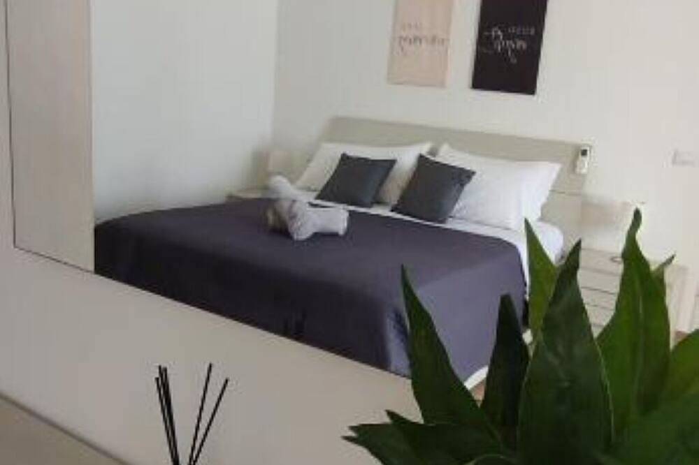 2 minutes from the sea and all services. 9 minutes by car from the airport in Fiumicino, Rom Provinz