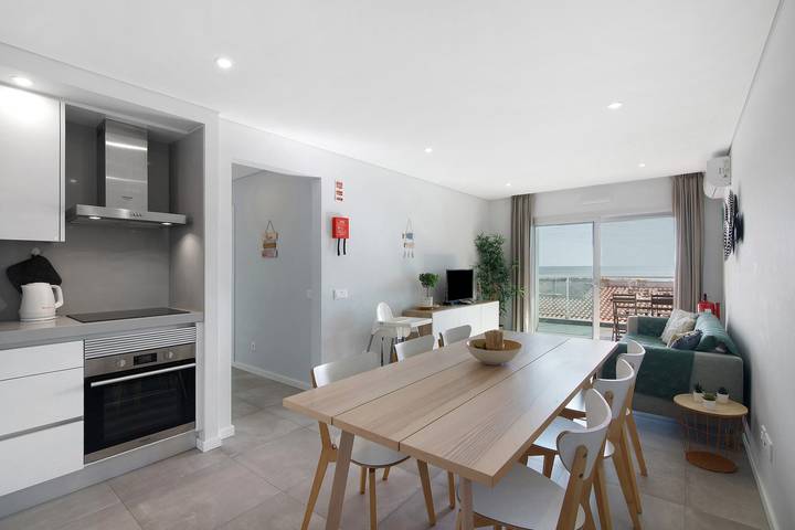 Apartamento inteiro, Apartamento 'Areias 2 Beach House' com Varanda, Wi-Fi e Ar Condicionado in Monte Gordo, Distrito de Faro