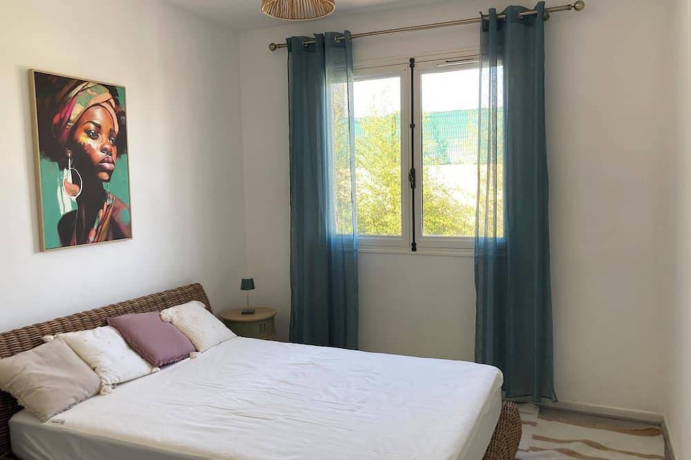 Provencal house on flat land/ Large garden/ Swimming pool in Aubagne, Marseille region