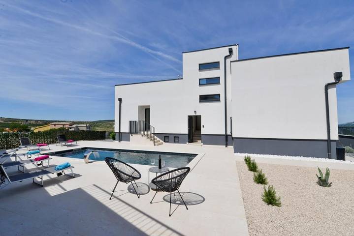 Ferienhaus für 8 Personen, mit Balkon und Terrasse sowie Garten und Pool