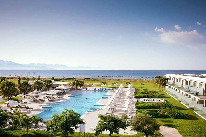 Hôtel pour 4 personnes, avec bassin pour enfant et piscine ainsi que jardin et vue