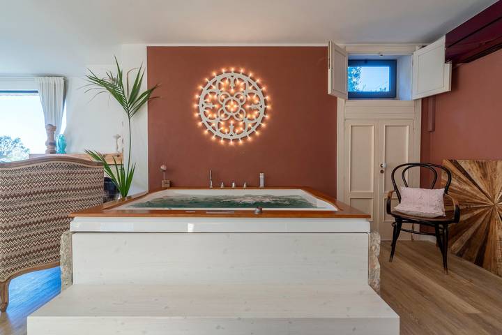 Villa 'Suite In Torto con Piscina' con piscina condivisa, Wi-Fi e aria condizionata in Monopoli, Provincia di Bari