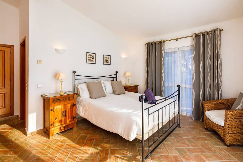 4 Bedrooms all en-suite, magnificent garden and pool area in Vale do Lobo, Almancil