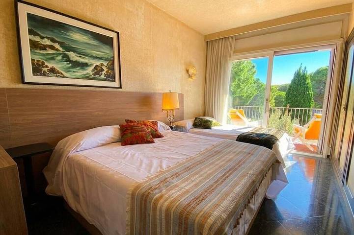 15 min. drive from Sitges Villa El Ranch 10 min. walk to the beach Jacuzzi 11P in el Balmí Gran (Sitges), Sitges