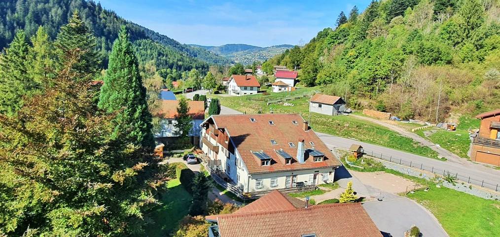 Gîte pour 15 personnes, avec balcon ainsi que sauna et jardin