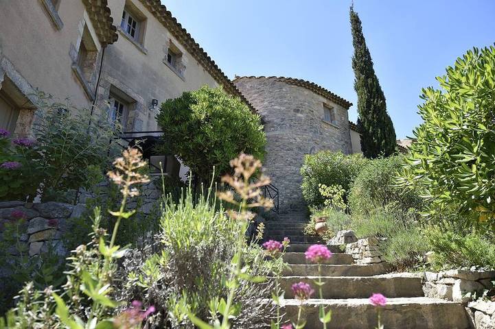 Mazet de La Tour - private terrace and shared swimming pool -Vallée des Baux in Paradou, Arles region