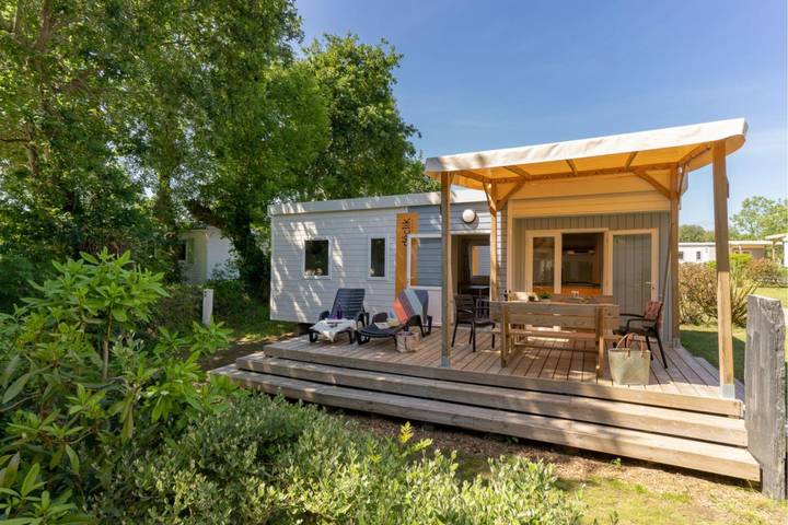 Camping pour 6 personnes, avec terrasse ainsi que piscine et jardin, animaux acceptés à Névez