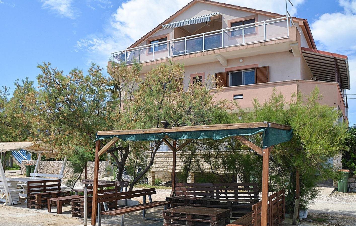 Ganze Ferienwohnung, Gemütliche Ferienwohnung mit Terrasse, 2 km zur Küste und zum Stadtzentrum – Parkplatz inklusive in Nevidane, Pasman
