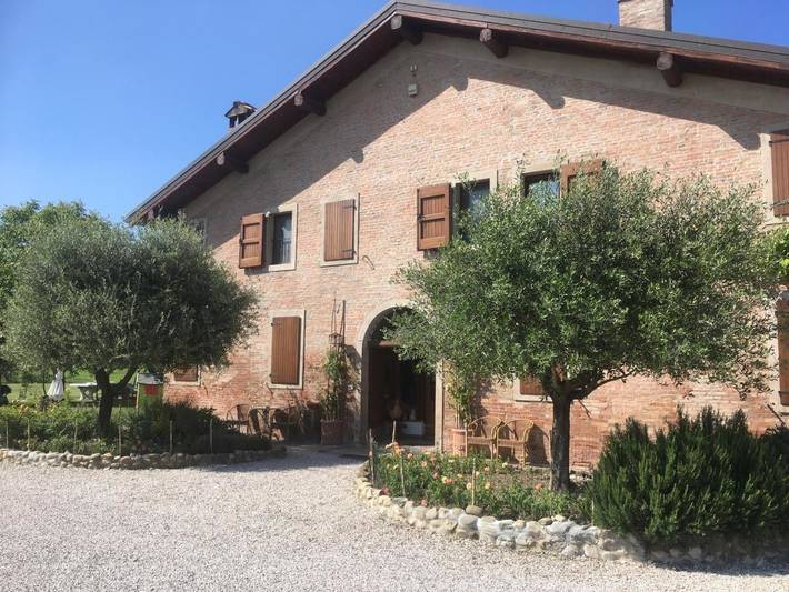 Rustico per 2 persone, con Idromassaggio e Giardino nonché Piscina e Panorama in Provincia di Bologna